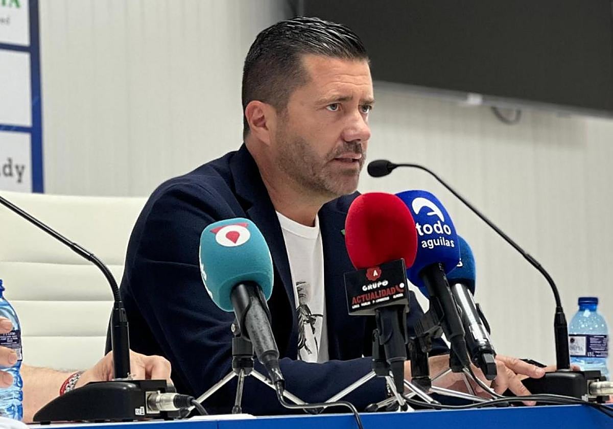 Pedro Reverte, en una comparecencia en El Rubial.