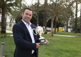 De celebración. José Blaya, en la Plaza Héroes de Cavite, con la copa de campeones de Tercera División, este lunes.