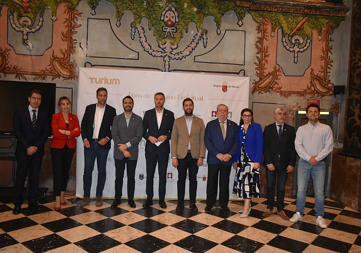 Participantes en el foro, con el alcalde y el director del Instituto de Turismo (c).
