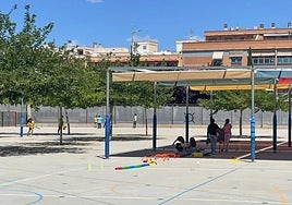 Patio del colegio Sagrado Corazón, cubierto en parte con toldos, a media mañana de ayer.