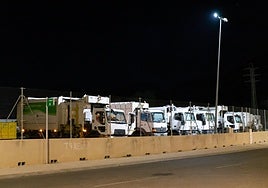 Camiones de basura aparcados en la campa de Puente Alto.