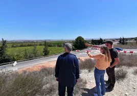 Vecinos de San Miguel señalan los terrenos que se pueden ver afectados por la planta solar.