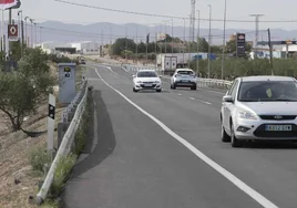 Varios vehículos circulan por la carretera de La Aljorra, con el radar en el lado izquierdo.