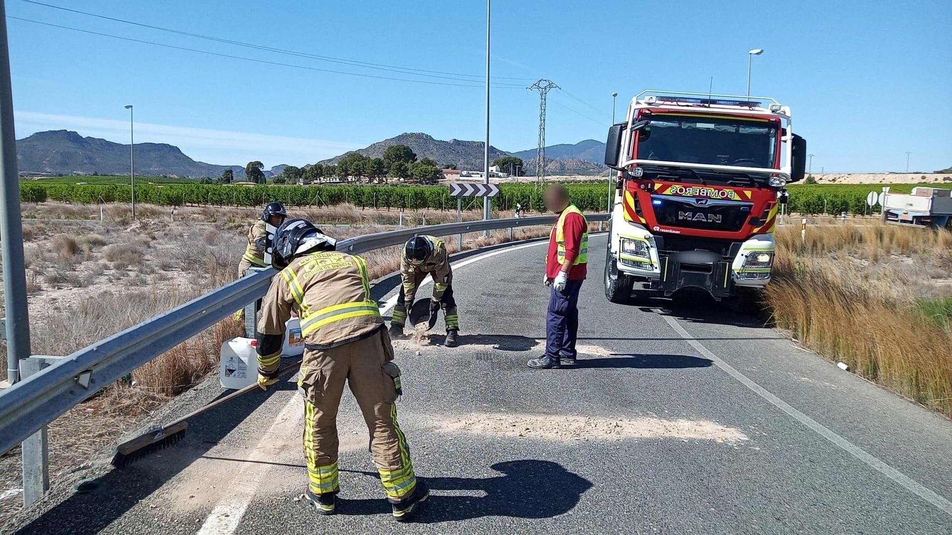 Los bomberos limpian la calzada, este miércoles.