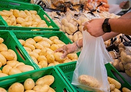 Un cliente comprando patatas.