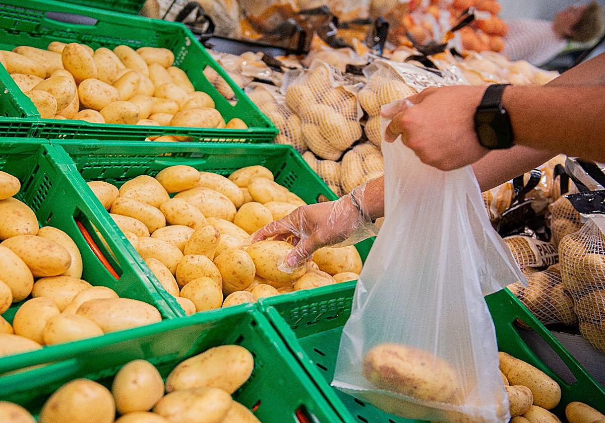 Un cliente comprando patatas.