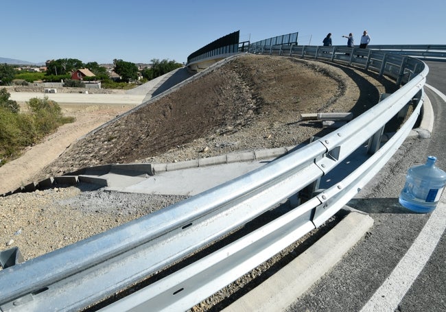 En primer término una de las canalizaciones para evitar escorrentías en el puente, que según los vecinos, no va a evitar que el agua de lluvia llegue hasta sus casas y bancales.