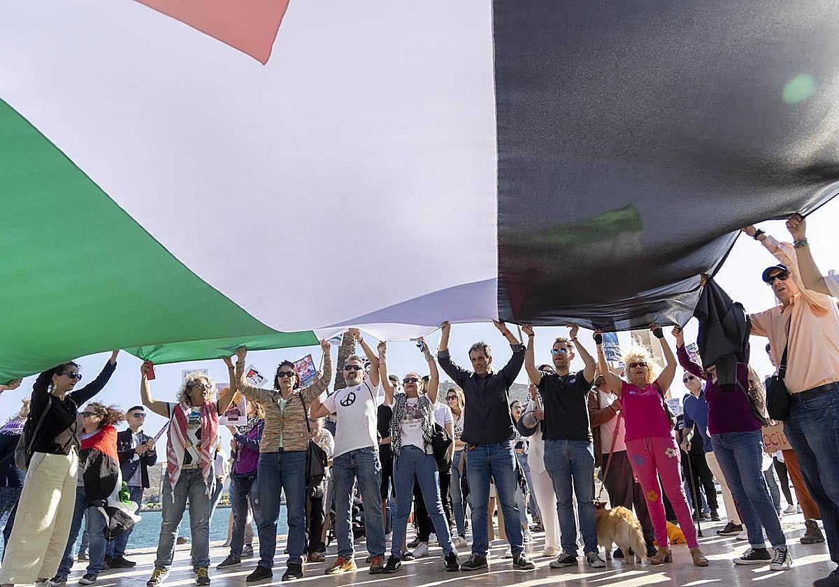 En imágenes, la protesta contra la escala del barco &#039;Borkum&#039; en Cartagena