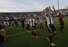 El mazarronero Pedro Alcalá, capitán del Cartagena, agradece a la afición su apoyo durante la vuelta de honor por la salvación lograda el pasado domingo contra el Tenerife (2-0).