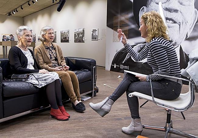 Pepi Navarro (i.) entrevistando a las bisnietas Eveline y Helma.