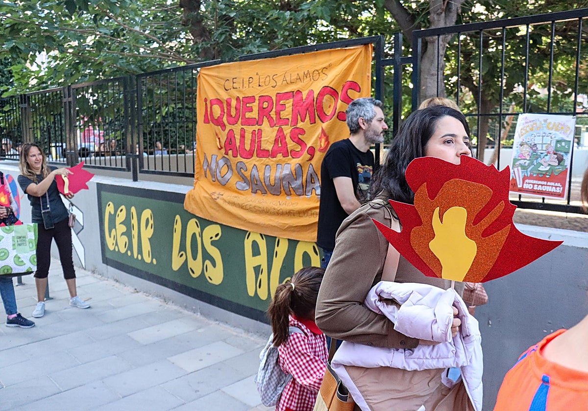 Protesta del AMPA de Los Álamos, este jueves.