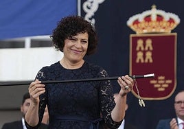 Mari Ángeles Túnez, con el bastón de mando de la alcaldía de Puerto Lumbreras.