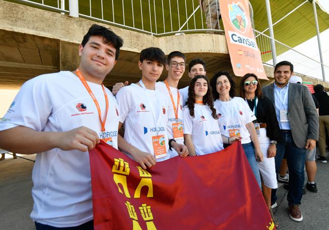 Participantes en el desafío CanSat, este viernes, en la Base Aérea de Alcantarilla.
