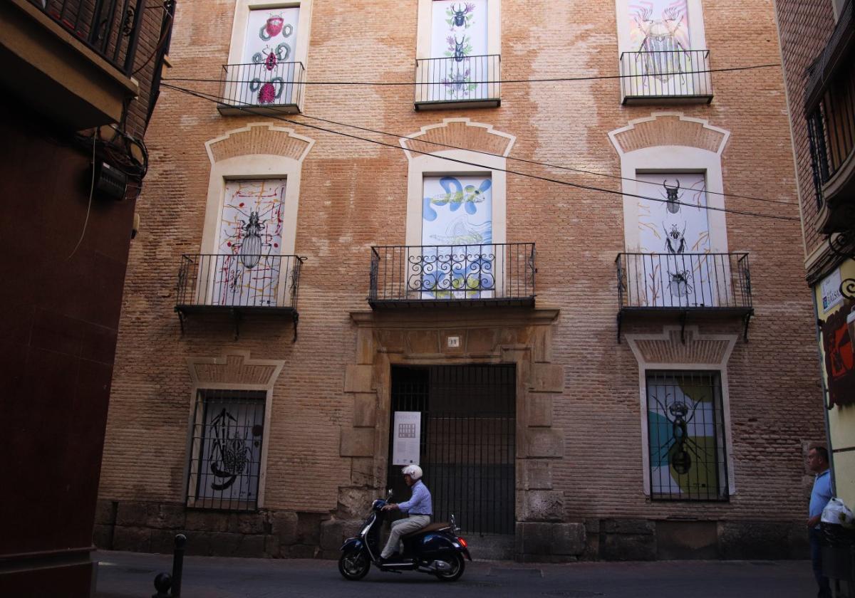 Arriba, exposición en la fachada del palacio de Santa Quiteria; abajo, el nuevo folleto del Museo de la Ciudad.
