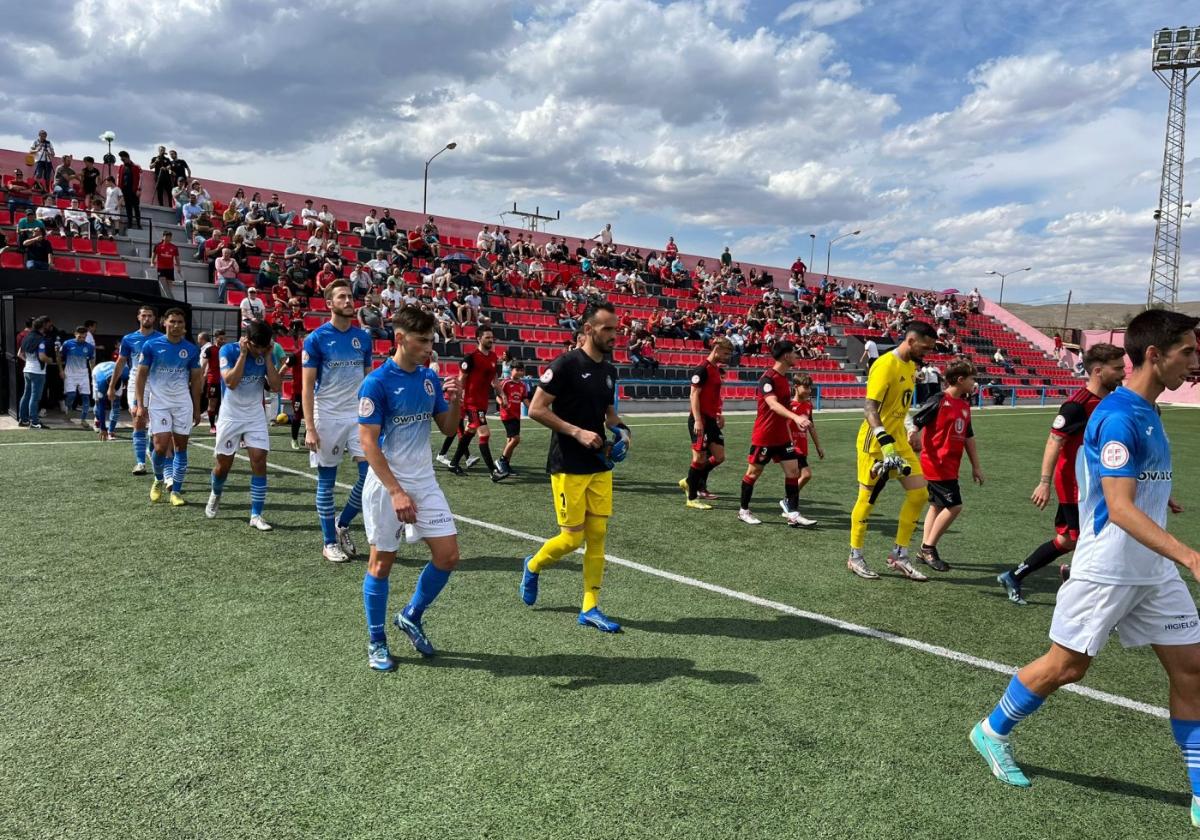 Los jugadores de Lorca Deportiva y Cieza en el partido de Liga en La Arboleja de esta temporada.