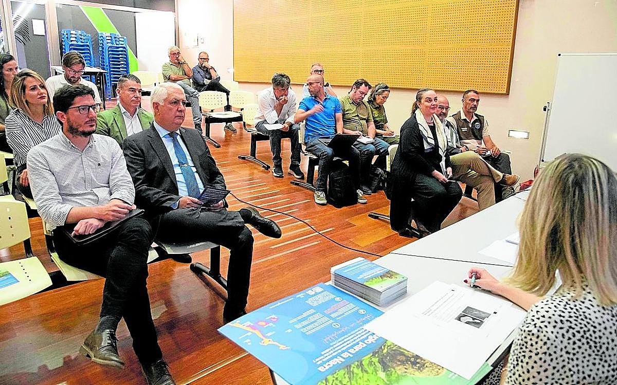 La reunión, en San Pedro, entre la Consejería de Medio Ambiente y el sector náutico.