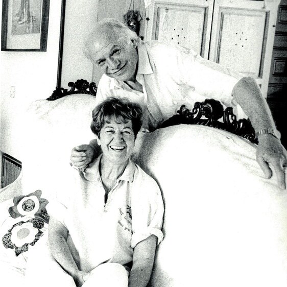 La actriz Asunción Balaguer y el actor Paco Rabal posan en su casa 'Milana Bonita' de Calabardina en junio de 1990.