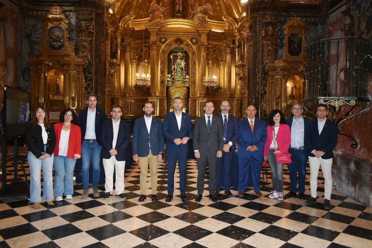 El alcalde de Caravaca, José Francisco García (en el centro) posa junto a los representantes de las ciudades teresianas en el interior de la iglesia de San José.