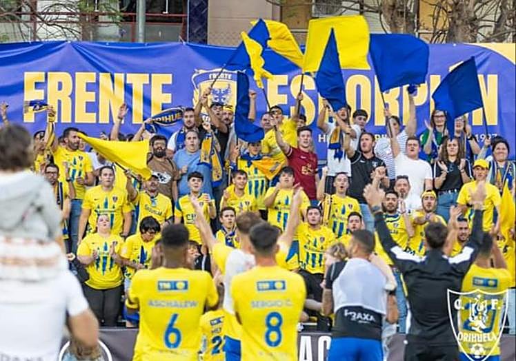 Los jugadores agradecen el apoyo de los aficionados y del Frente Eskorpión frente al Badalona en Los Arcos