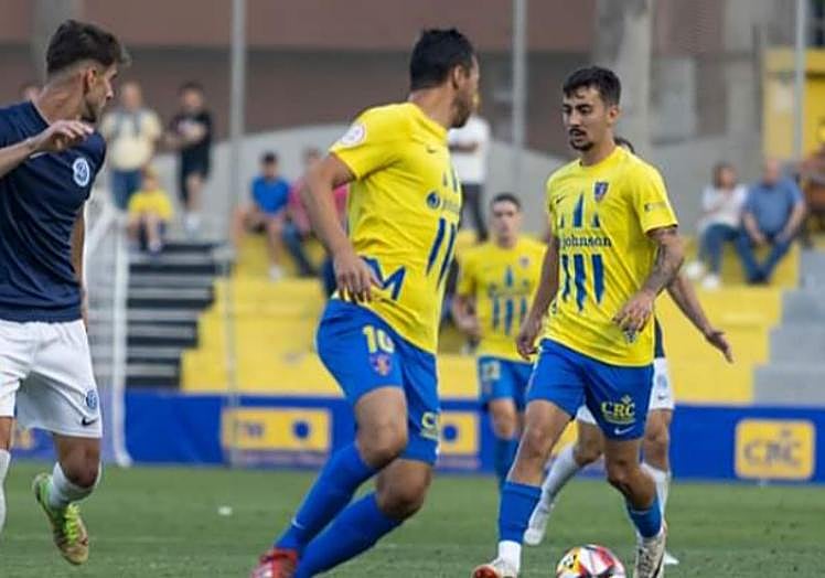 De Las Cuevas y Goyo (con el balón) inician un contraataque hacia el área del Badalona en Los Arcos.