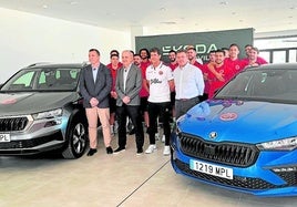 Fernando Chacón (Skomovil) y Ginés Huertas (Grupo Huertas), junto a Roberto Sánchez, Duda y la plantilla del equipo.