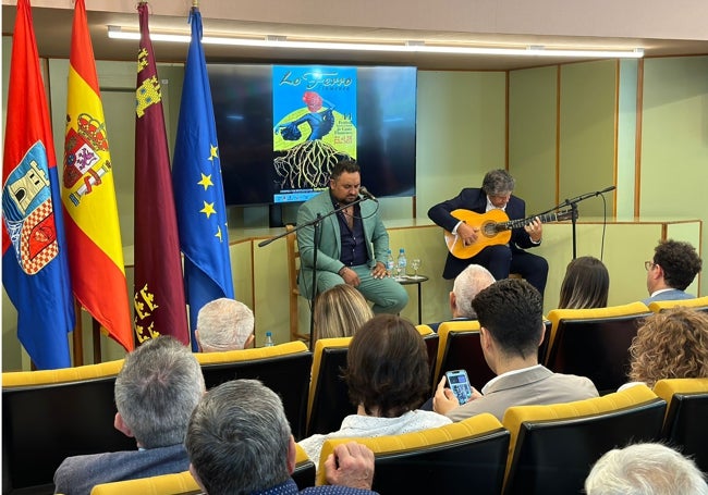 El 'Melón de Oro' 2023, Isco Heredia, junto al toque de Antonio Fernández 'El Torero', guitarrista oficial.