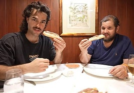 El 'tiktoker' Peldanyos visita Murcia para degustar los platos más típicos de la Región.