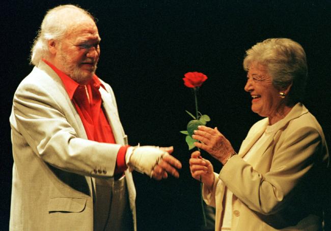 Paco le entrega en el año 2000 a Asunción una rosa en el recital del Festival de Teatro y Danza de Badajoz.