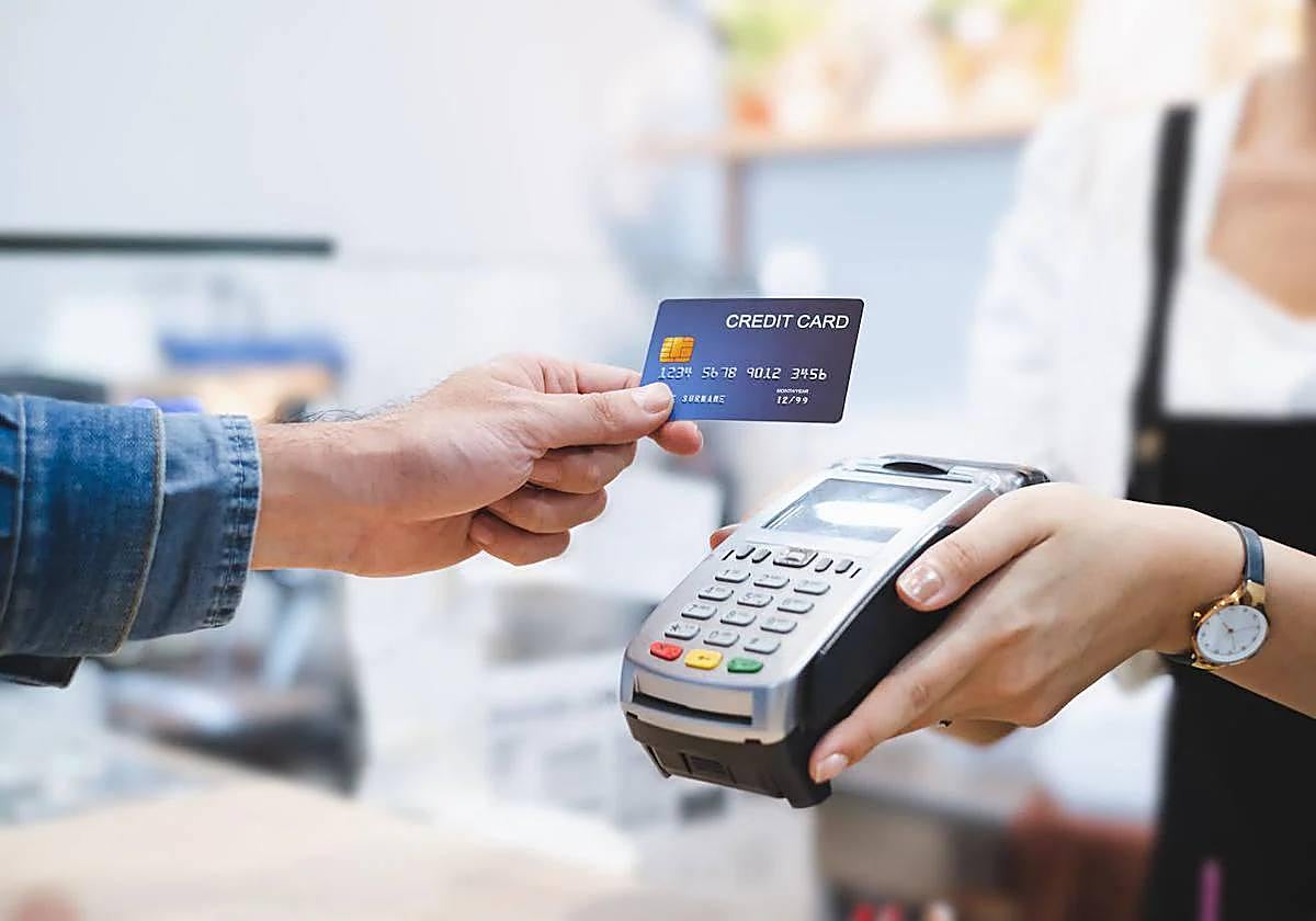 Un cliente pagando con la tarjeta.