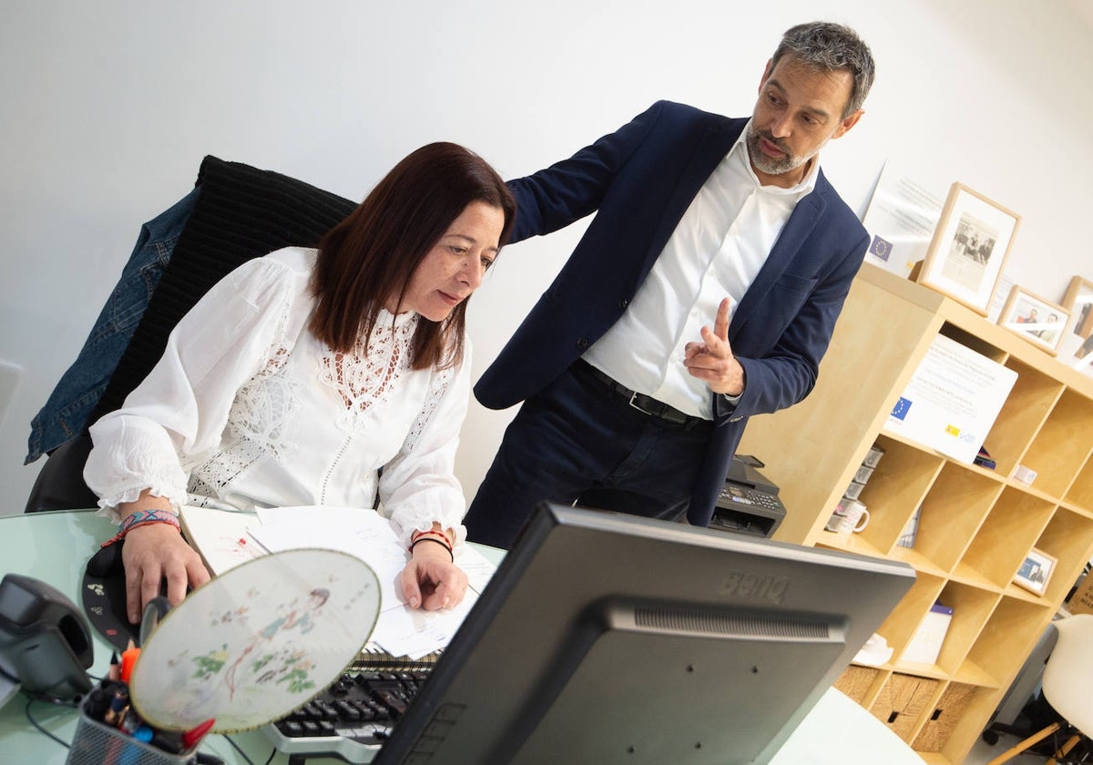 Juan Salvador Castejón, CEO de Vócali, esta semana con una de las profesionales de la empresa, en Murcia.