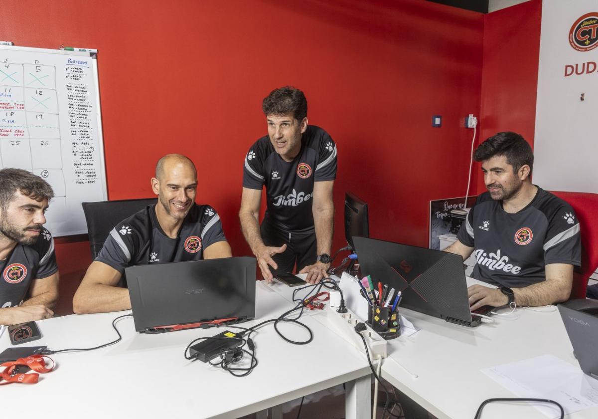 Duda, de pie, comenta con los ayudantes de su cuerpo técnico los momentos previos a la 'final four' de la Copa del Rey en el despacho del Palacio de los Deportes.