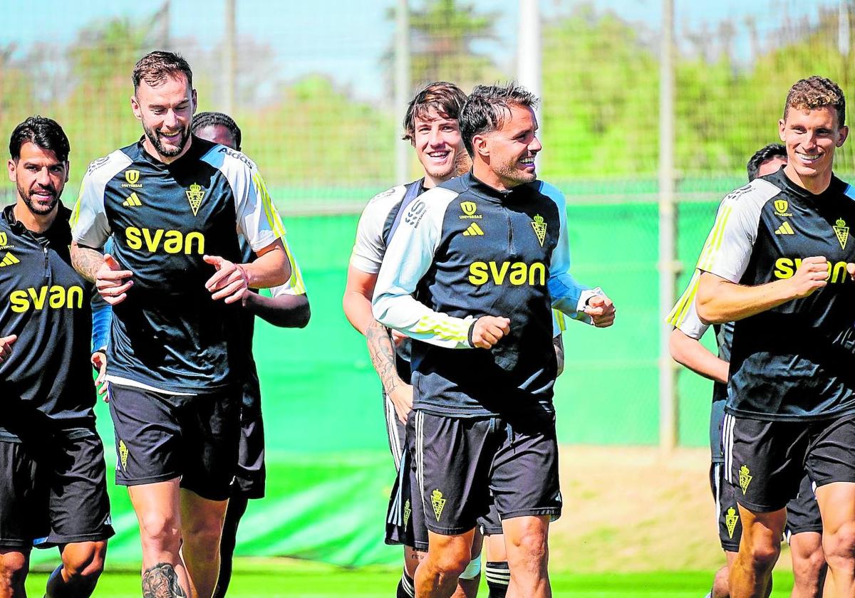 José Ángel Carrillo, Pedro León y Alberto González, jugadores del Real Murcia, sonríen en primer término durante un entrenamiento del equipo en Pinatar Arena.