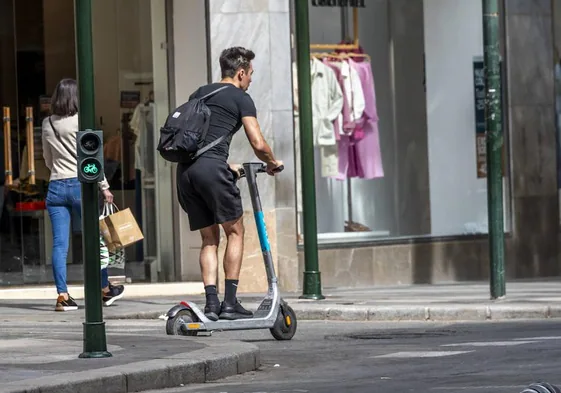 Un usuario circula por el centro de Murcia con un patinete, el pasado mes de abril.
