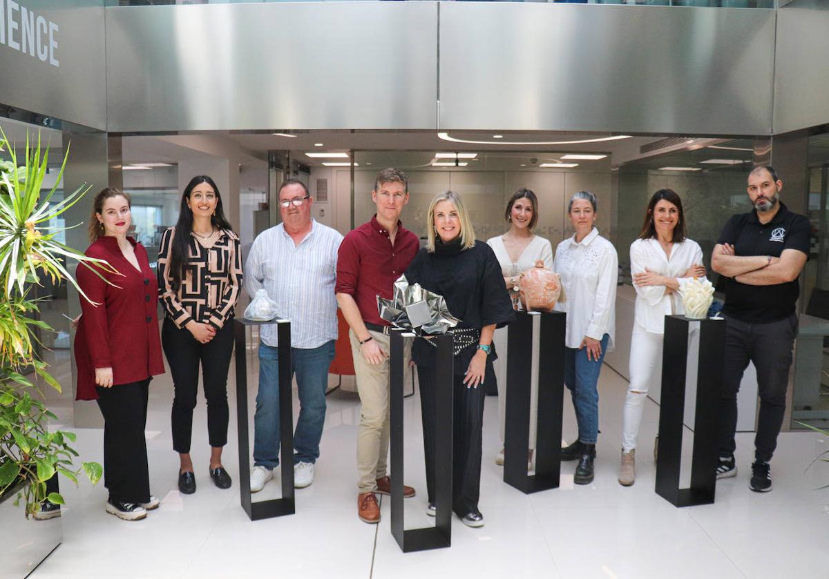 Noelia Alcántara, Sara Maalouf, Juan Alcántara, José Soler, Luz Vaquero, Sandra Lucas, Carmen López Brío, María Ángeles Santiago y Rubén Sabater, junto a la colección de perfumes en exclusivos frascos artesanales.