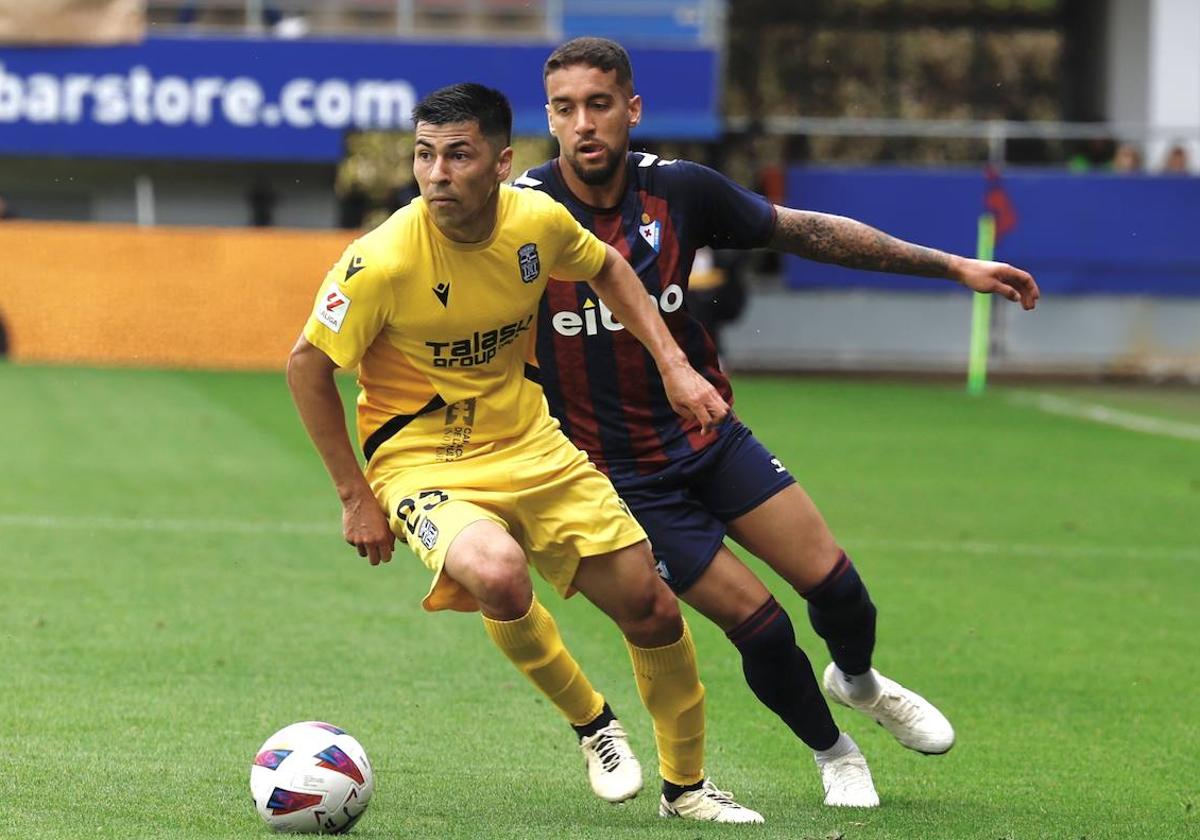Tomás Alarcón conduce el balón en el partido contra el Eibar.