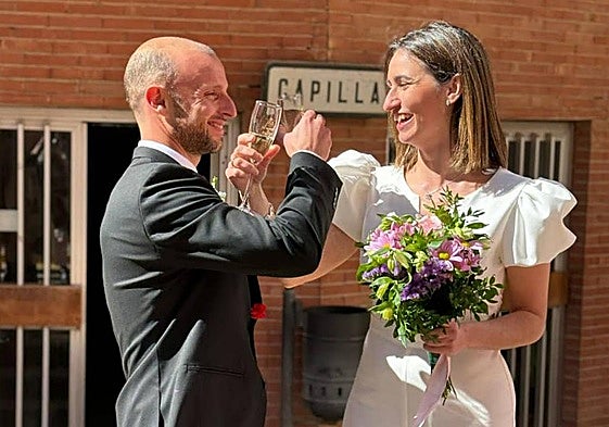 Alfonso Díaz y Marina Conesa brindan a las puertas de la capilla del Virgen de La Arrixaca, tras contraer matrimonio, el pasado 3 de marzo.