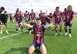 Los jugadores del Yeclano celebran el pase a la siguiente fase.