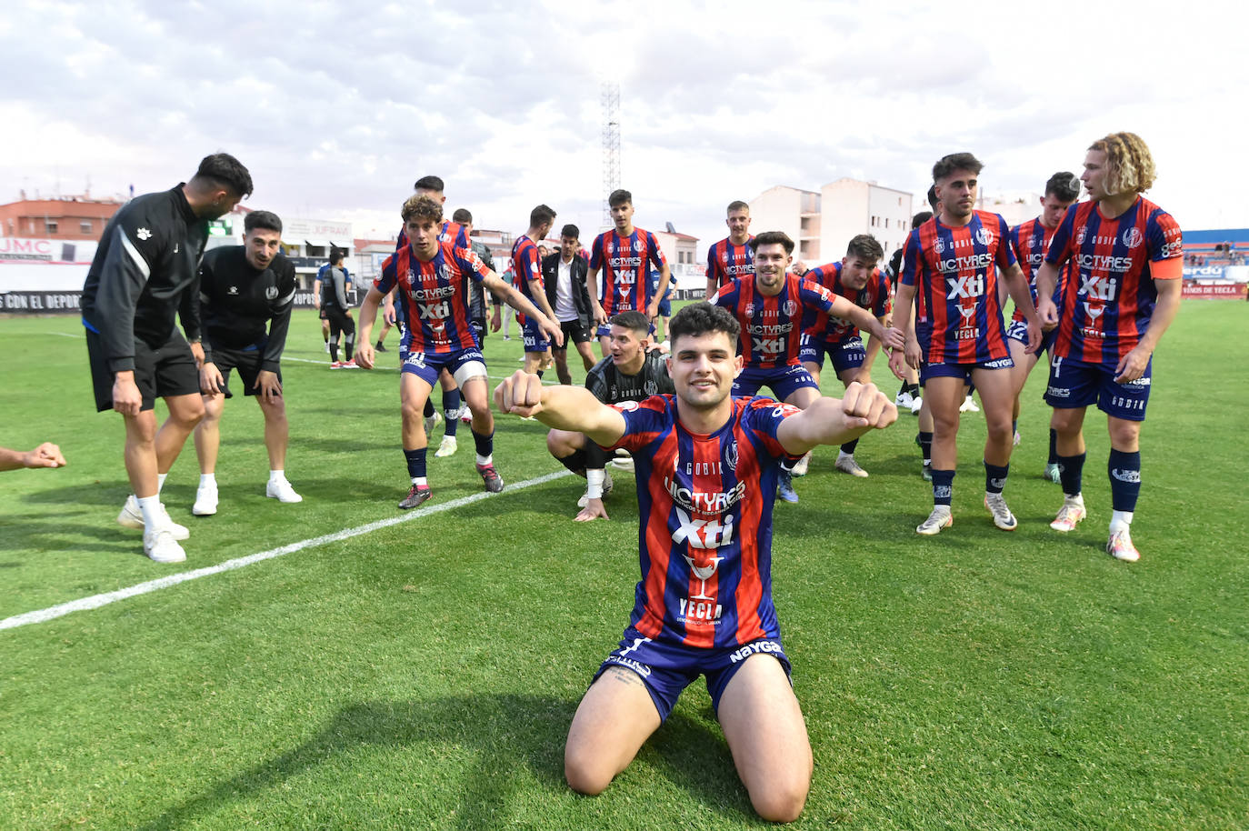 Los jugadores del Yeclano celebran el pase a la siguiente fase.