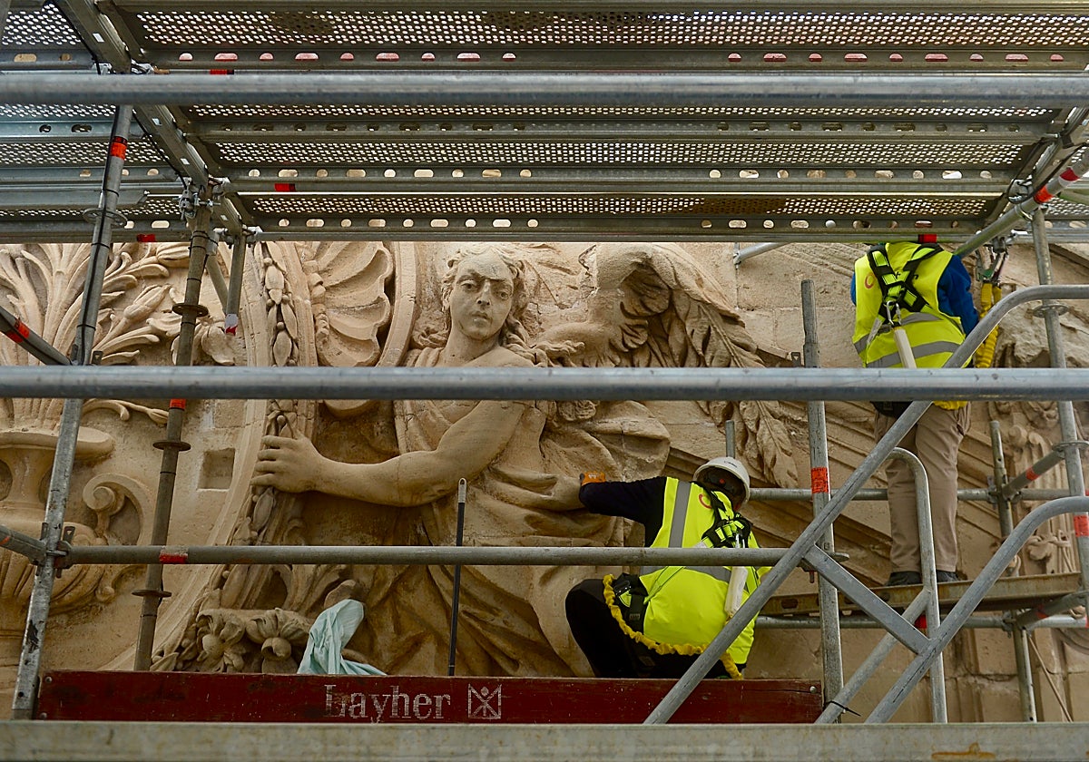 Detalle de uno de los ángeles de la parte superior del imafronte de la Catedral de Murcia.