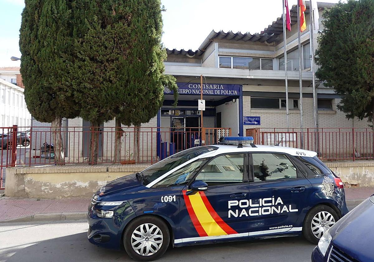 Un coche patrulla en la puerta de la comisaría de Policía Nacional de Molina.