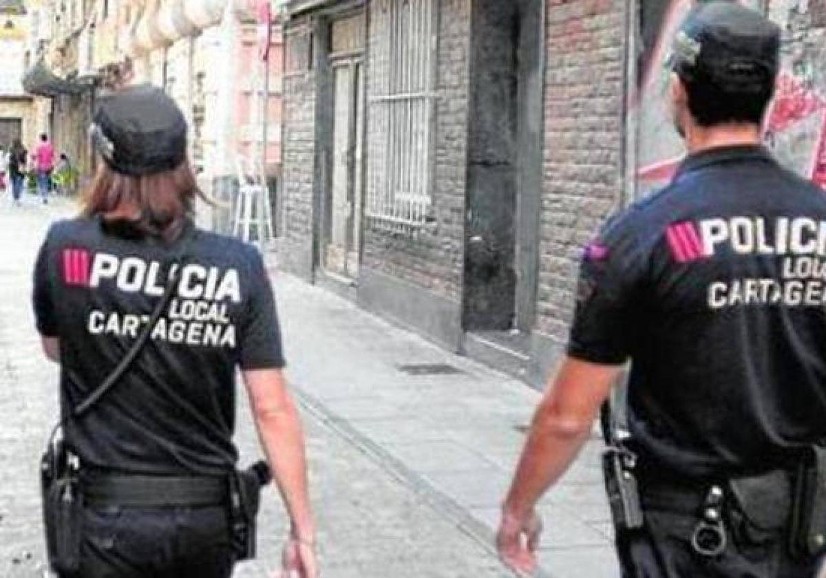 Dos agentes de la Policía Local de Cartagena, en una imagen de archivo.