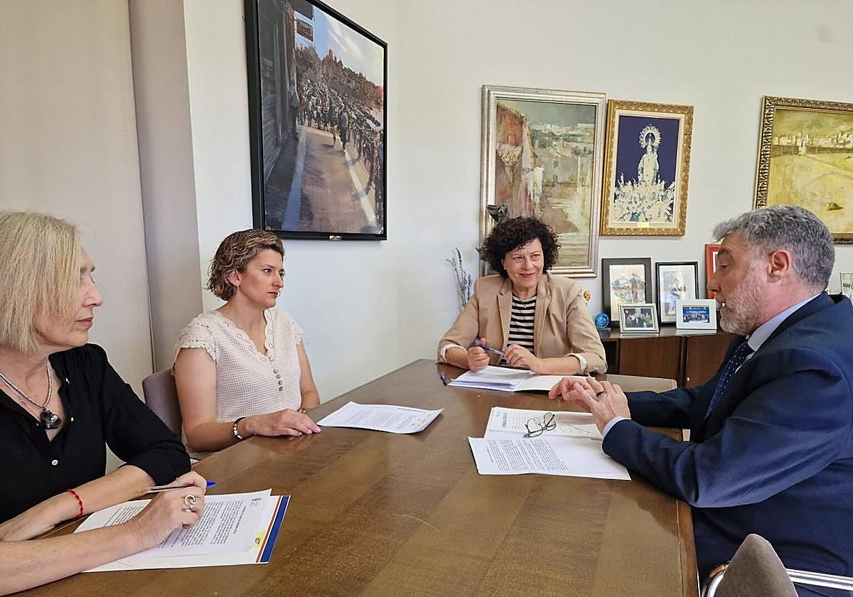 La alcaldesa, María Ángeles Túnez, durante la firma del convenio.