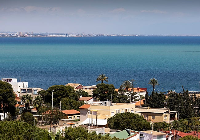 La mancha blanca del Mar Menor, frente a la urbanización de El Carmolí, el pasado mes de abril.