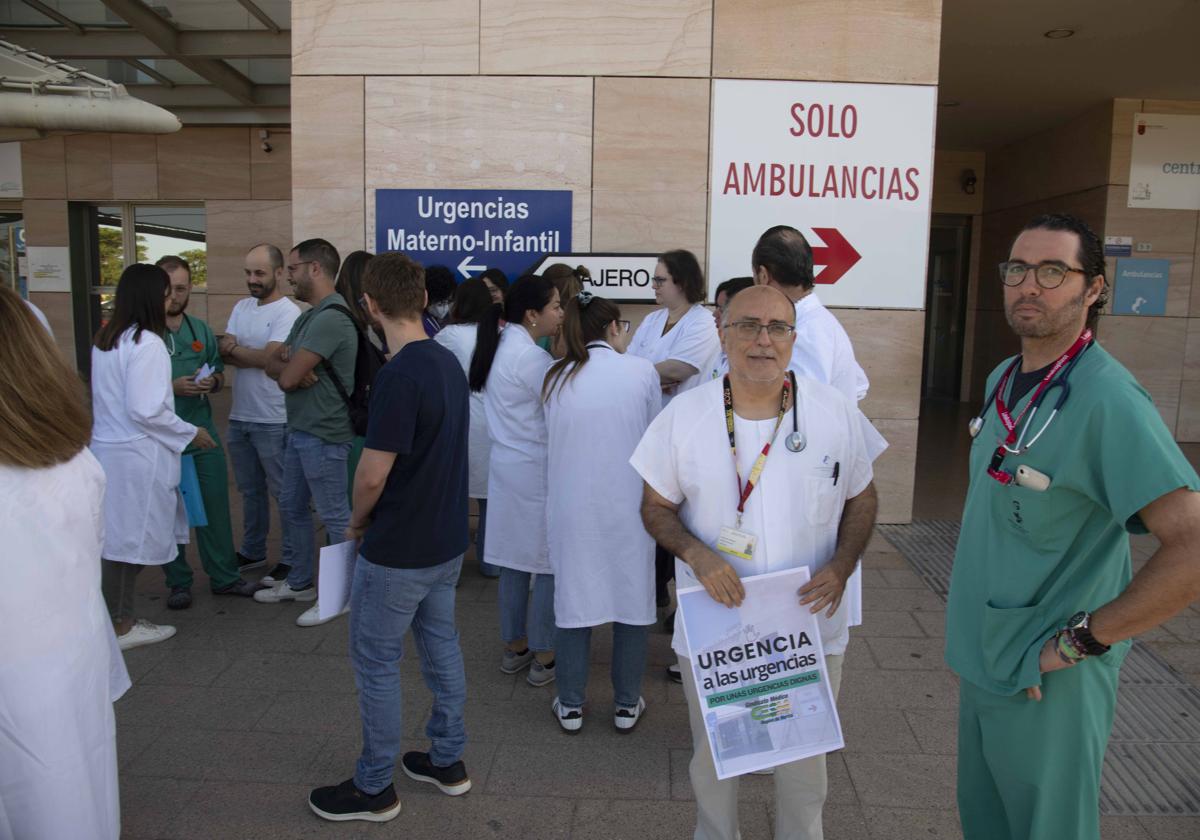 Los médicos de Urgencias, con pancartas, en el hospital Santa Lucía.