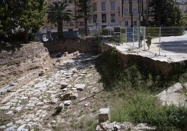 Una pareja pasea junto al Decumano Máximo en la Plaza de La Merced.