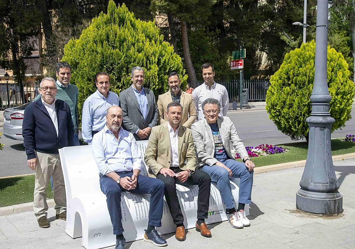 El alcalde de Caravaca, sentado con Luis Leante y Miguel Sánchez Robles, en la inauguración.