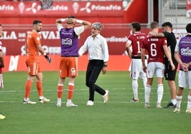 Pablo Alfaro, entrenador del Real Murcia, acompaña a los jugadores en el césped al terminar el partido ante la AD Mérida.