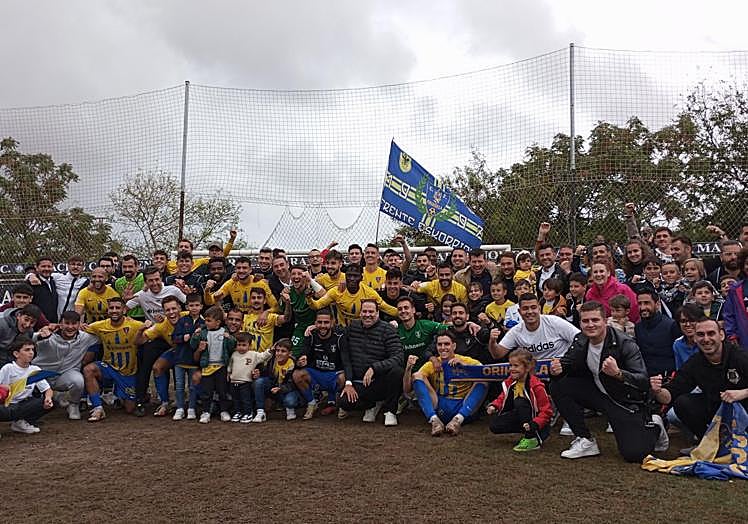 El presidente del Orihuela (en el centro) celebra con aficionados y jugadores el pase a la fase de ascenso.