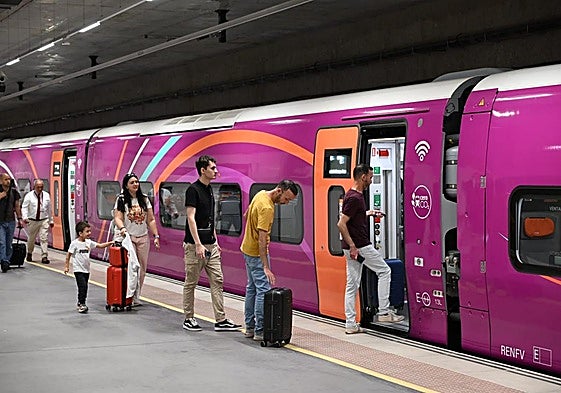 Pasajeros suben a uno de los nuevos trenes Avlo, este martes.