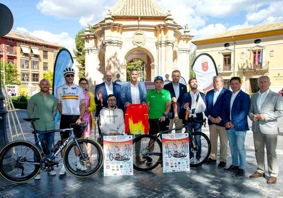 Autoridades, patronos y algunos de los participantes en el Campeonato de España, en el acto de presentación que ha tenido lugar en La Corredera.